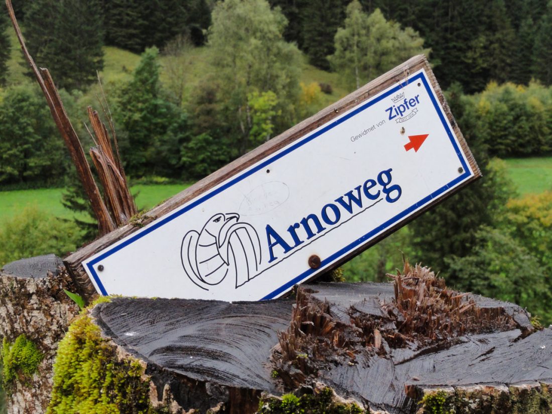 Arnoweg: Arnowegschild am Weg zwischen Fusch an der Glocknerstraße und Ferleiten