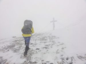 Arnoweg: Das Kreuz auf der Pfandlscharte bei extremen Bedingungen