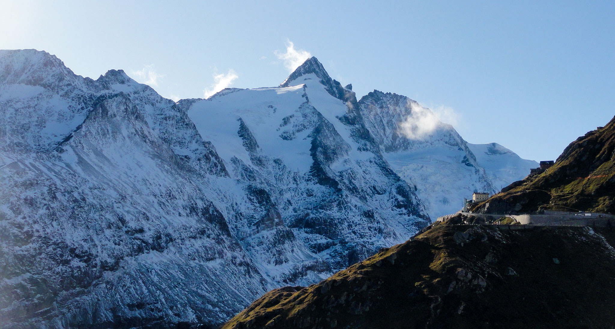 Arnoweg: Ausblick auf den Großglockner und Hochalpenstraße von der Pfandlscharte