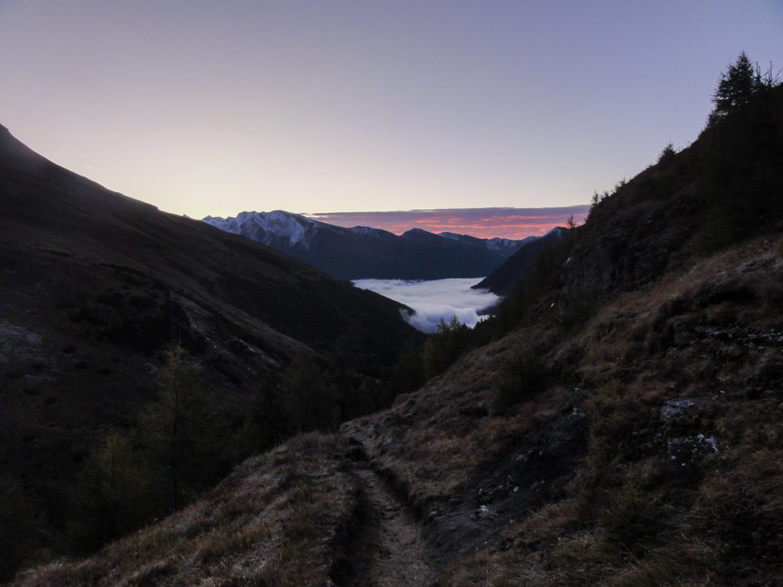 Arnoweg: Abstieg nach Heiligenblut im Nebel