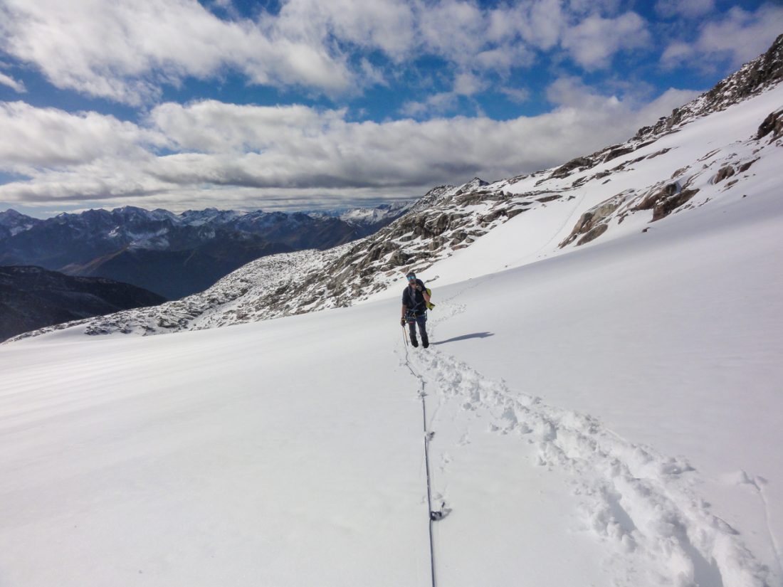 Arnoweg: Gletscherüberquerung am Seil und durch tiefen Neuschnee
