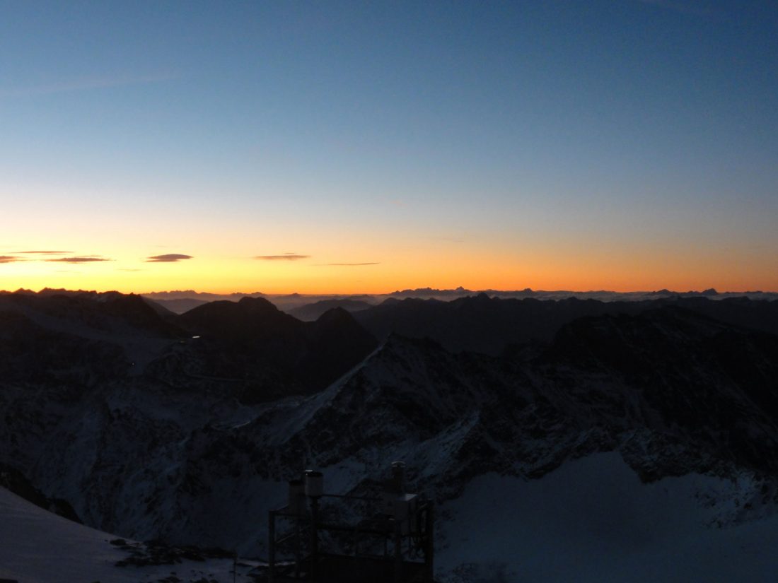 Arnoweg: Sonnenaufgang am Hohen Sonnblick mit Ausblick bis zu den karnischen Alpen