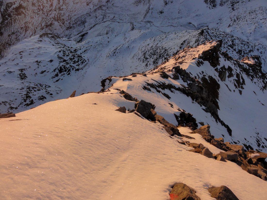 Arnoweg: Der glitzernde Schnee macht den Abstieg über den Ostgrad zwar schöner, aber nicht einfacher.