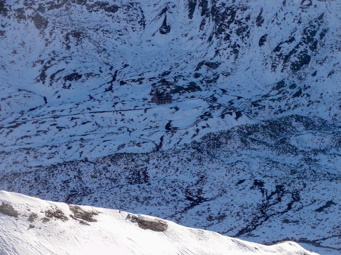 Arnoweg: Das verfallene Knappenhaus im Schatten der Herzog-Ernst-Spitze zeugt vom regen Bergbau vergangener Jahrzehnte.