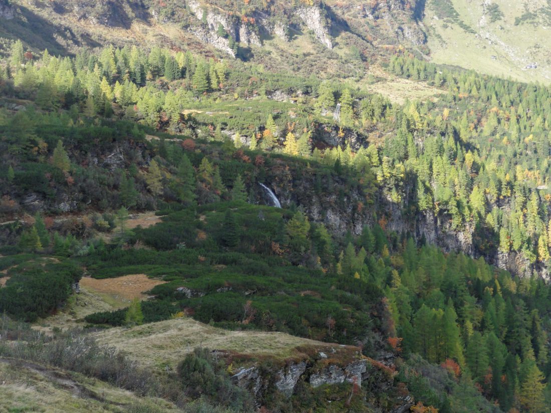 Arnoweg: Herbstliche Farbenpracht über Kolm Saigurn in Rauris