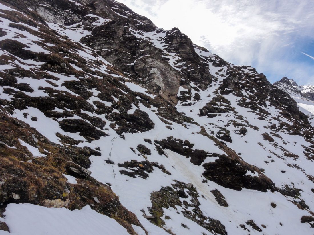 Arnoweg: Die letzten Höhenmeter unter der Scharte führen wieder durch Schnee über den steilen Flanken.