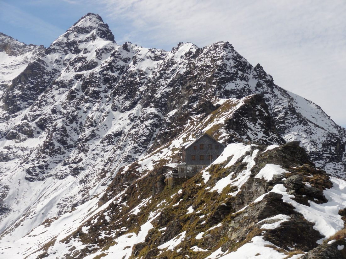 Arnoweg: Das Niedersachsenhaus (2.471 m) auf der Riffelscharte