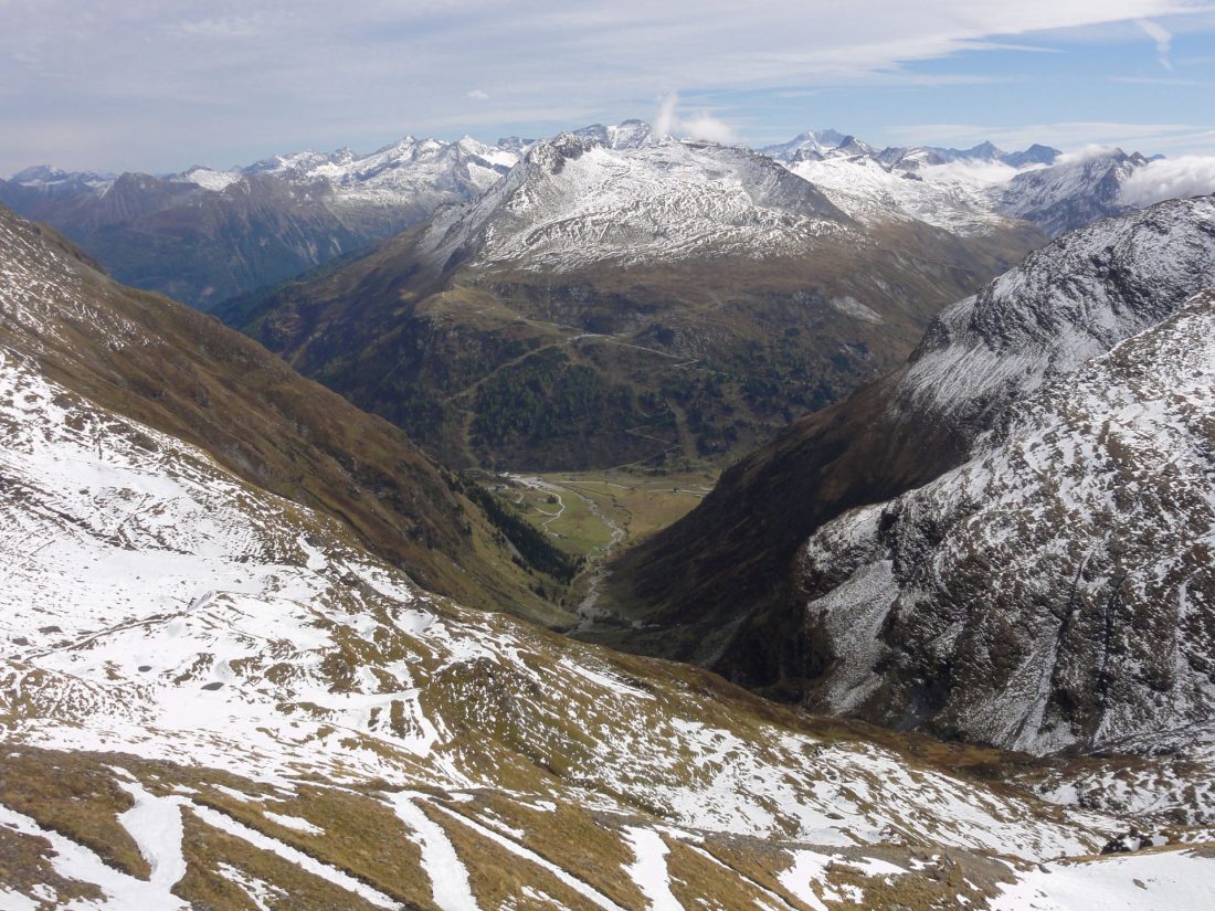 Arnoweg: Blick Richtung Osten über Sportgastein mit dem Schigebiet auf der Gegenseite