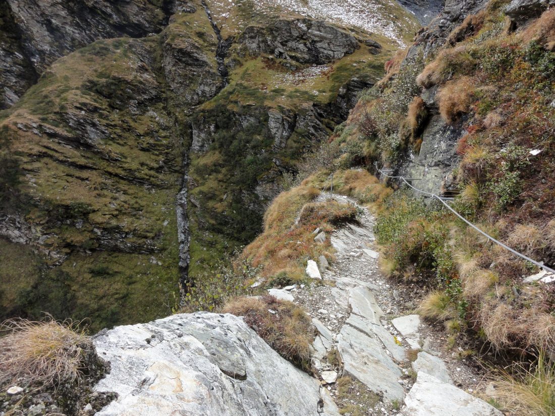 Arnoweg: Seilversichert gelangt man über viele enge Kehren auf die Almböden ins Tal von Sportgastein.