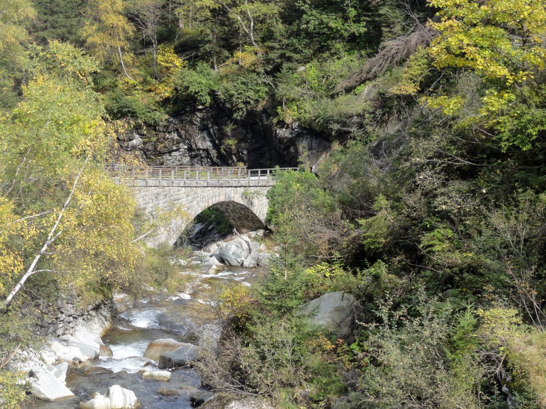 Arnoweg: Entlang des alten Nassfelder Weg geht es weiter Richtung Böckstein.