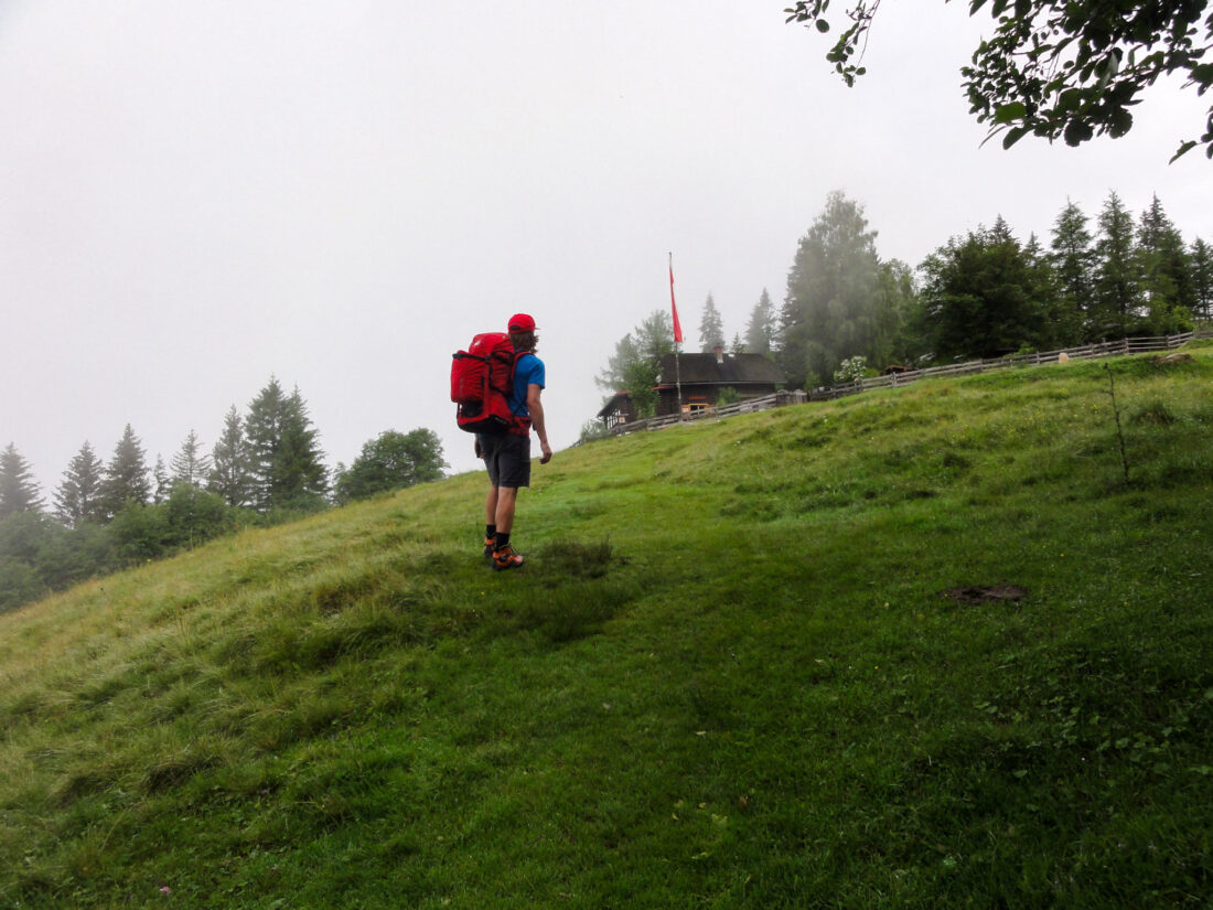 Arnoweg: die Poserhöhe hoch über dem Kötschachtal in Bad Gastein schläft noch im Nebel