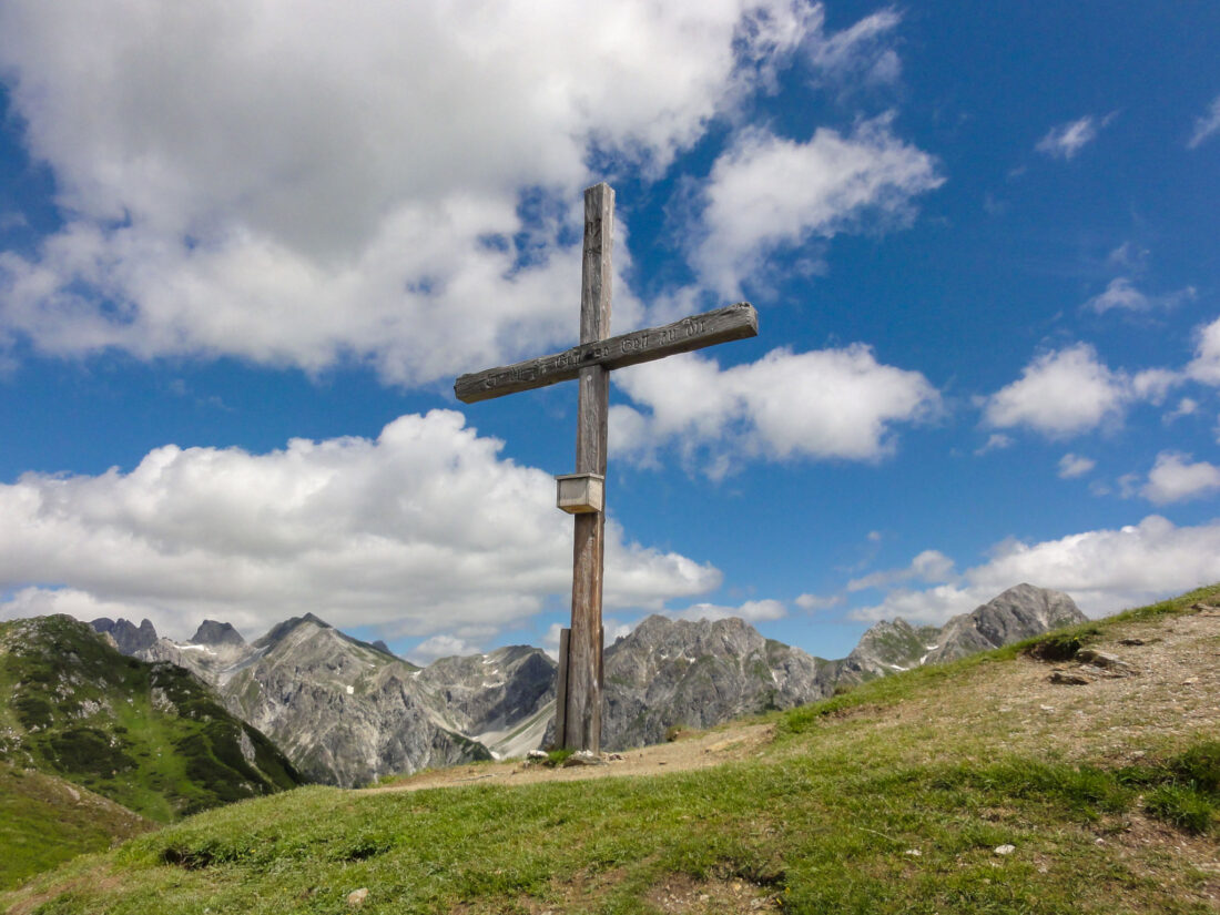 Arnoweg: das Kreuz am Draugsteintörl über dem Tappenkarsee