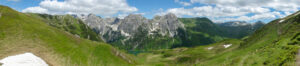 Arnoweg: Panorama am Draugsteintörl über dem Tappenkarsee mit den Gipfeln von Rothorn, Wildkarhöhe, Wildkarkopf und Weißgrubenkopf (vlnr)