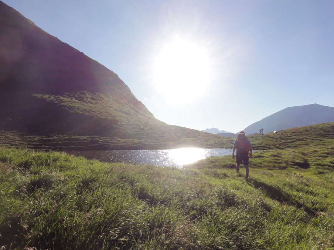 Arnoweg: Sonnenstrahlen am Haselloch, bevor es runter ins Riedingtal zur Königsalm geht