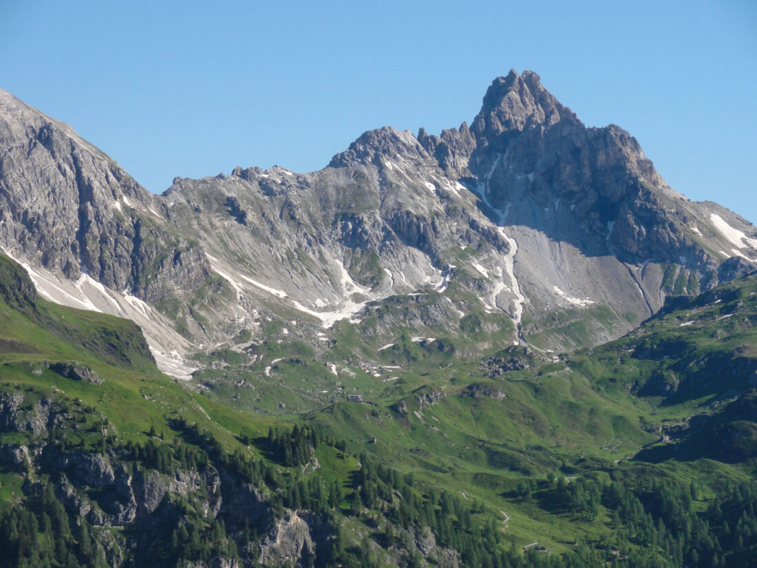 Arnoweg: das geübte Auge findet die Franz-Fischer-Hütte unter dem schroffen Gipfel des Mosermandl