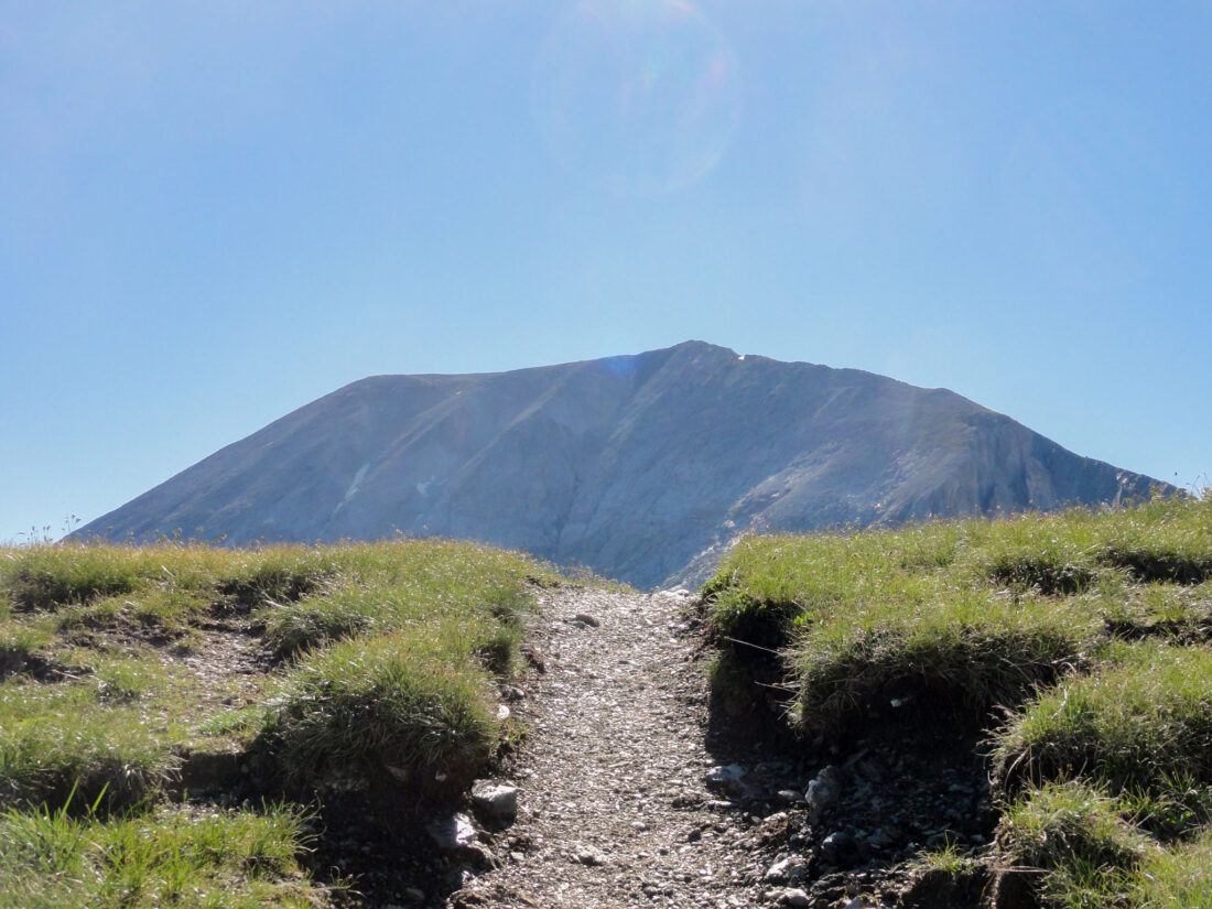 Arnoweg: Blick von der Riedingscharte auf den mächtigen Gipfelaufbau des Weißeck (2711 m)