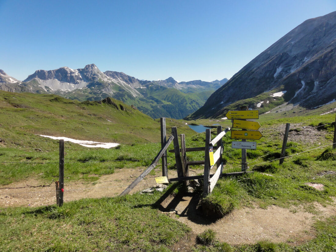 Arnoweg: Blick zurück auf der Riedingscharte zum Mosermandl (links)