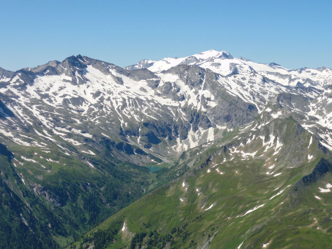 Arnoweg: man erkennt den für Juli üblichen Schnee auf den Bergen