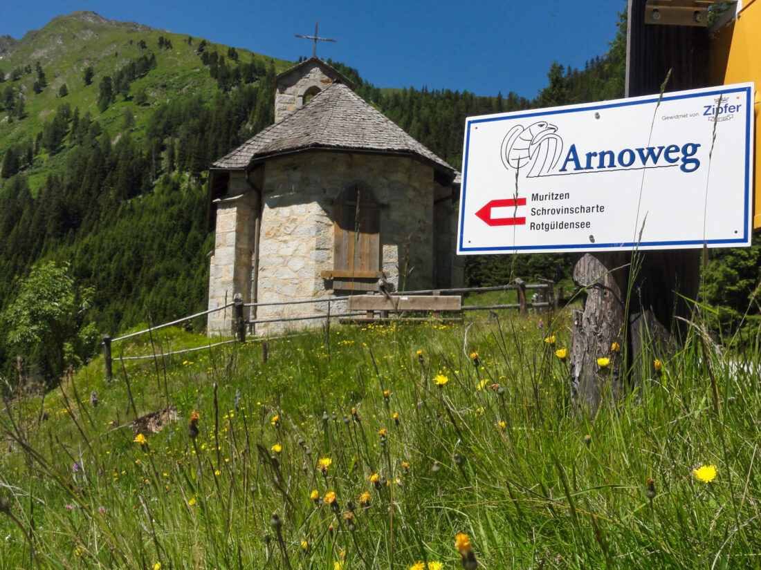Arnoweg: Wegschild bei der Kapelle auf der Muritzenalm