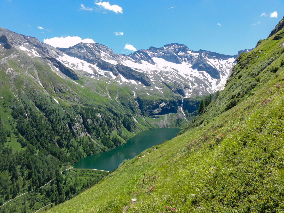 Arnoweg: der Große Hafner (3076 m) thront beim Abstieg zum Rotgüldensee in der Ferne