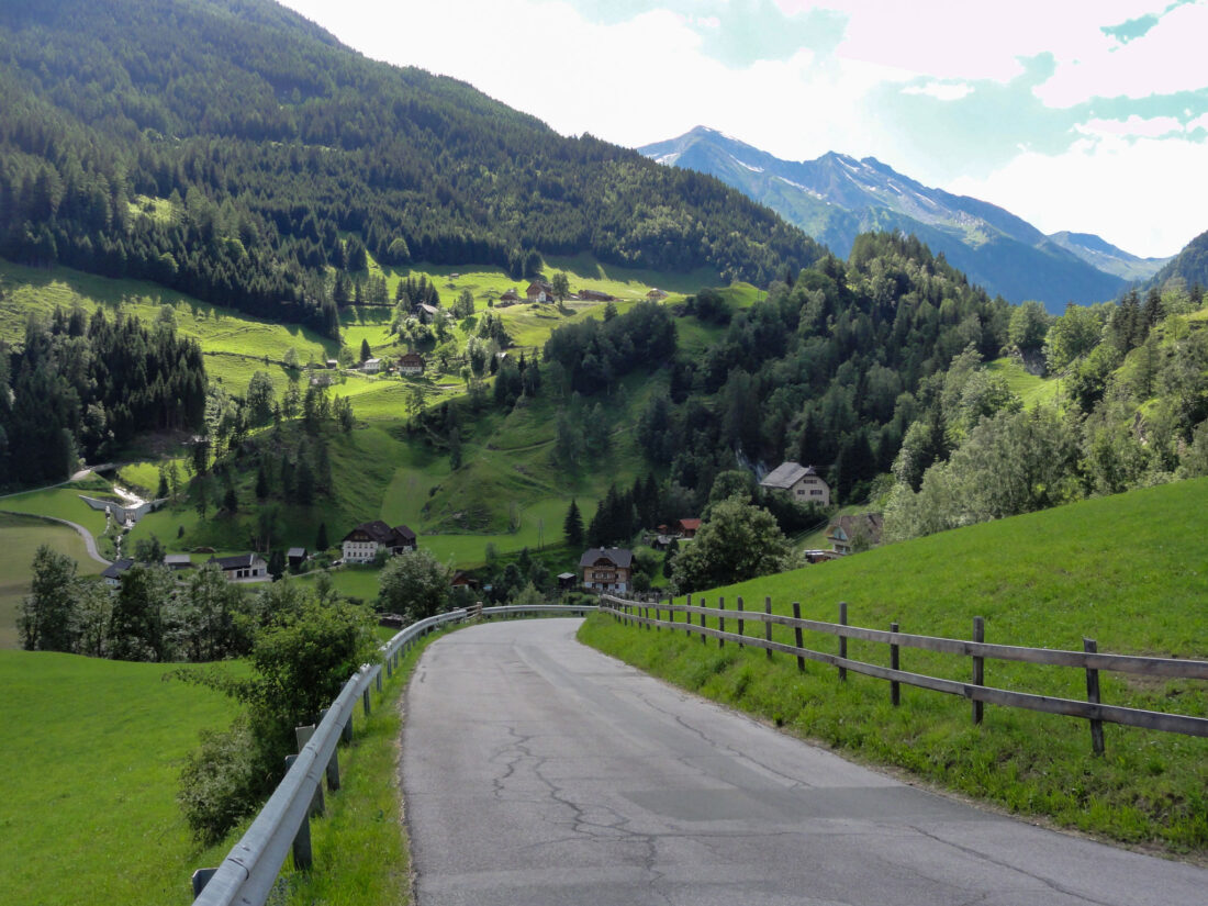 Arnoweg: zum Tagesabschluss gibt es noch einmal einen mühsam Hatscher auf Asphalt über die Straßenschleife, welche die Steilstufe des Murfalls umgeht.