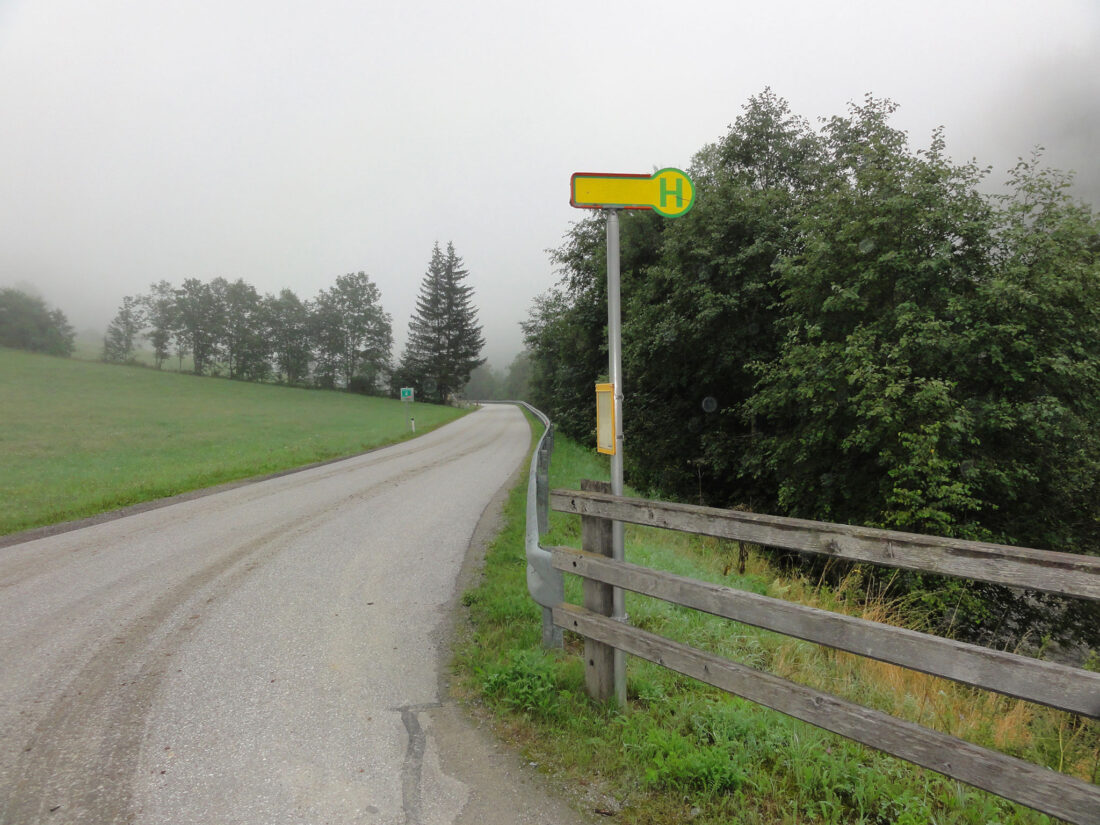 Arnoweg: bei der Bushaltestelle Muhr Murfall starte ich meine Tagesetappe