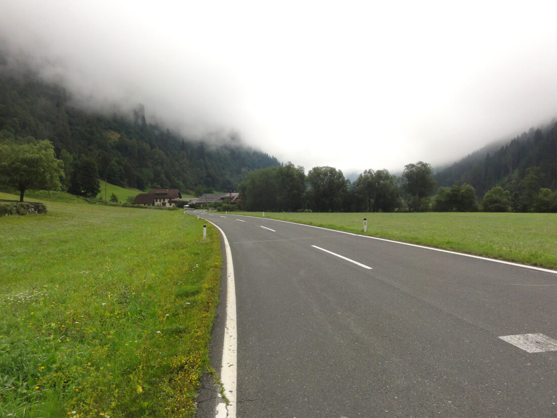 Arnoweg: Aufgrund der vielen nassen Wiesen schwenke ich dann doch auf die Nordseite der Mur auf die Straße.