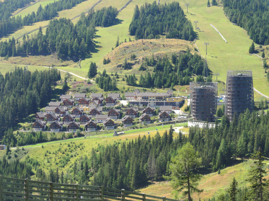 Arnoweg: Leider musste auf der Katschberghöhe schon viel Natur den meist leerstehenden Chalets weichen.