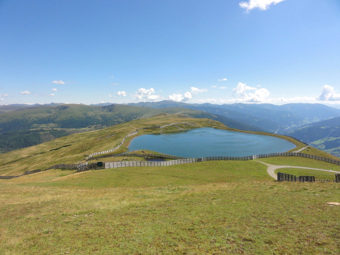 Arnoweg: Blick über den weiteren Wegverlauf vom Aineck aus Richtung Teuerlnock