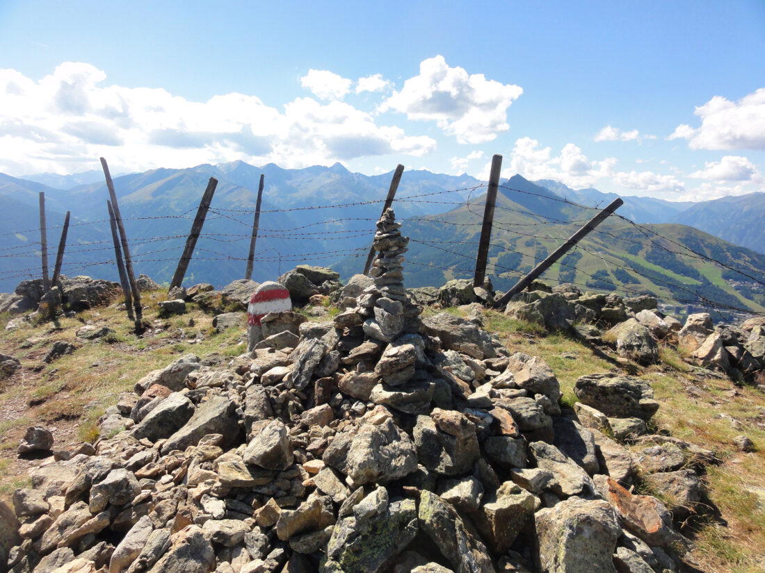 Arnoweg: Ein Stoanamandl markiert den höchsten Punkt des Teuerlnock (2145 m))