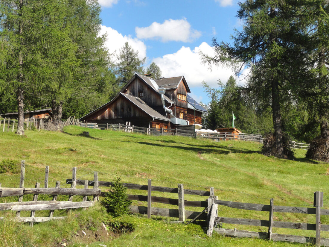 Arnoweg: das Tagesziel, die Neue Bonner-Hütte (1713 m)