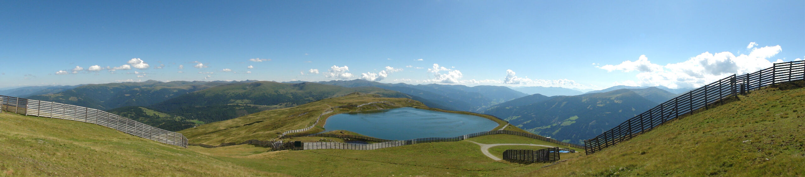 Arnoweg: Panorama Richtung Süden vom Aineck aus über die Gras- und Nockberge zwischen dem Salzburger Lungau und Kärnten