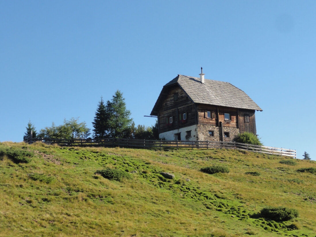 Arnoweg: die unbewirtschaftete Ebenwaldhütte