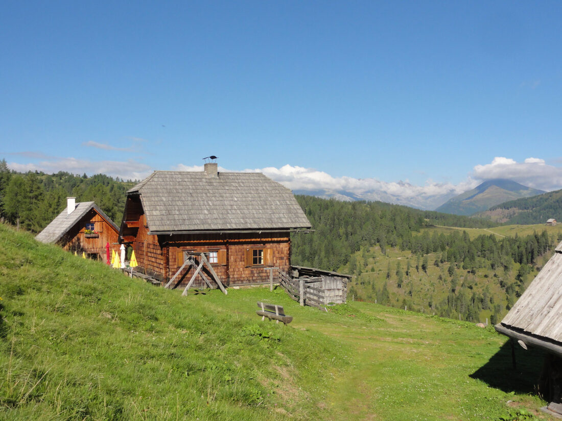 Arnoweg: Blick zurück zur Laußnitzalm, die eine wunderbare Einkehrmöglichkeit vor dem Aufstieg zum Laußnitzsee bietet.