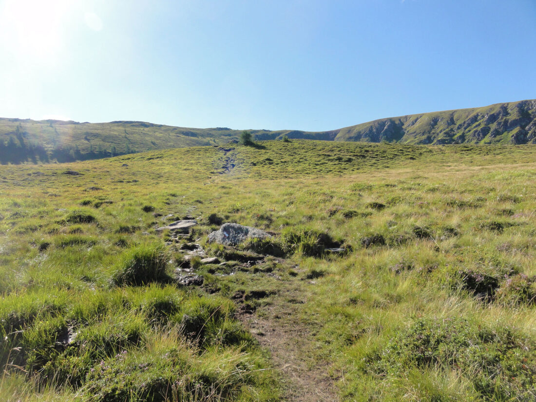 Arnoweg: Aufstieg zum Laußnitzsee mit dem Roten Riegel (2153 m) im Hintergrund