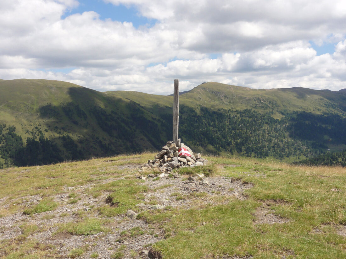 Arnoweg: Wegmarkierung entlang des Abstiegs von der Mattehanshöhe zur Josef-Mehrl-Hütte