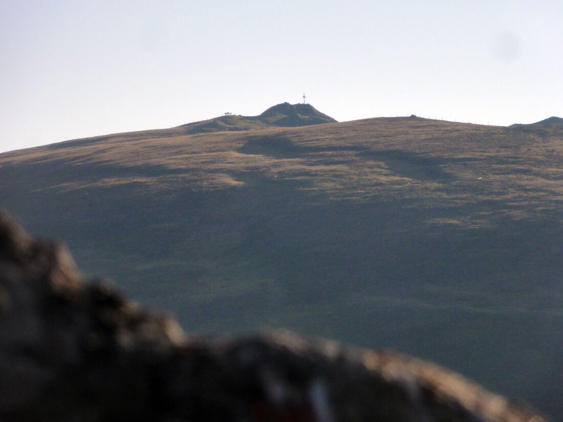 Arnoweg: Gipfelkreuz des kleinen Königstuhl (2254 m) aus der Ferne