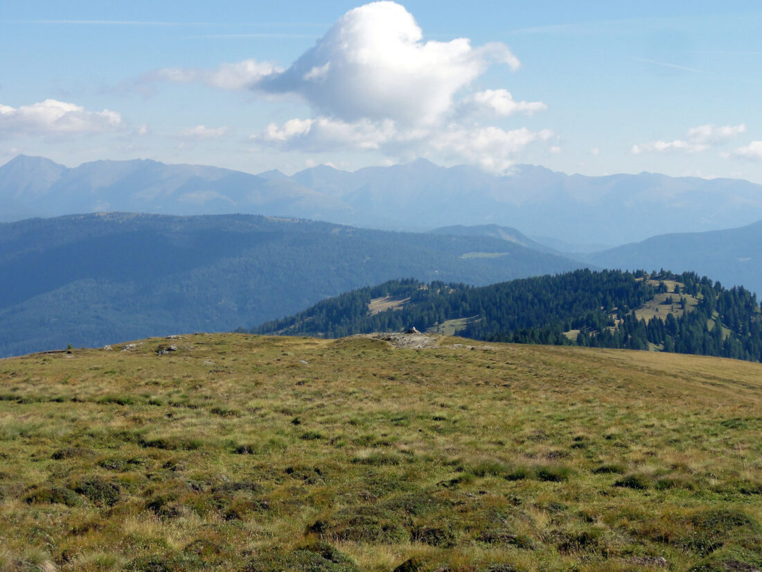 Arnoweg: Stoanamandl zwischen Vordereck und Windriegel mit der bereits bewaldeten Gstoßhöhe dahinter