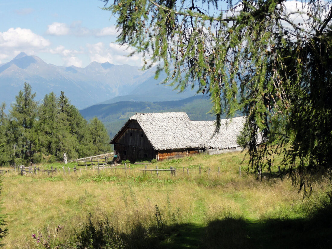 Arnoweg: die Mühlhauserhütte unter der Gstoßhöhe