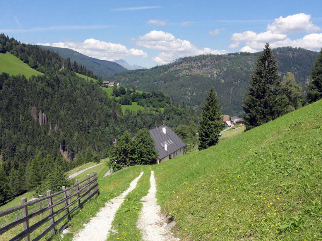 Arnoweg: Runter geht's zum Wurzibauer im Mislitztal bei Ramingstein.