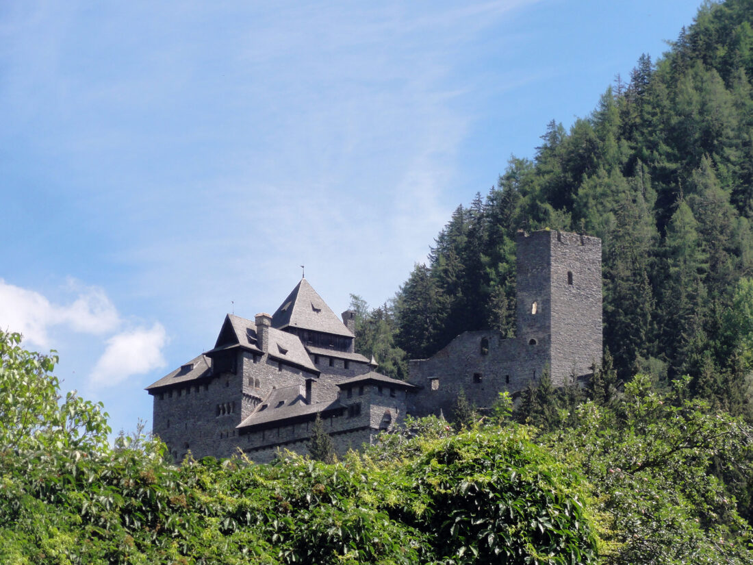 Arnoweg: Burg Finstergrün in Ramingstein