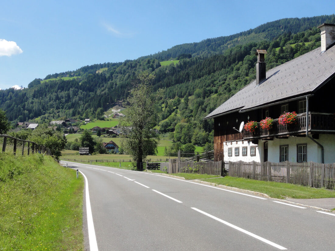 Arnoweg: Am Weg nach Tamsweg geht es zunächst durch Tafern, einem Ramingsteiner Ortsteil.