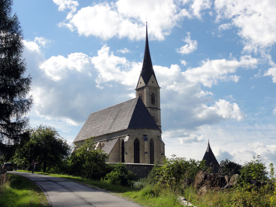Arnoweg: fast schon am Ziel: die gotische Wallfahrtskirche St. Leonhard über Tamsweg