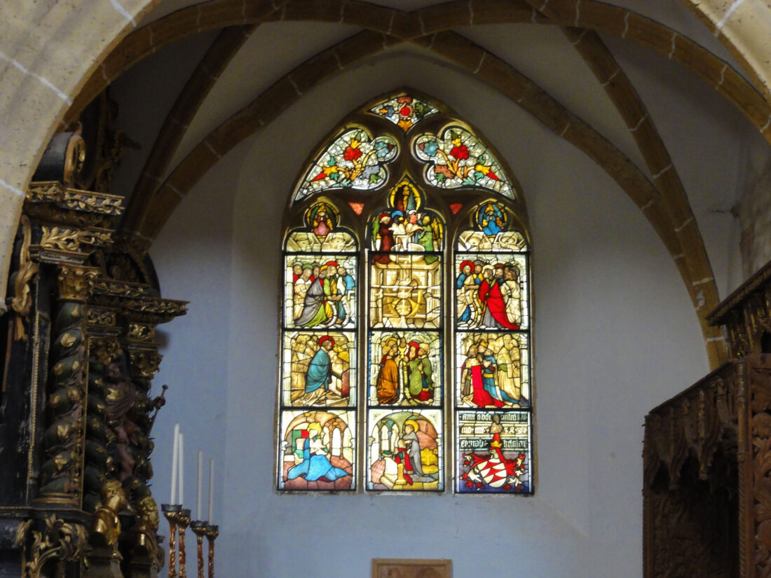 Arnoweg: St. Leonhard ist berühmt für die Glasfenster der Kirche. Hier die "Apostelmühle".