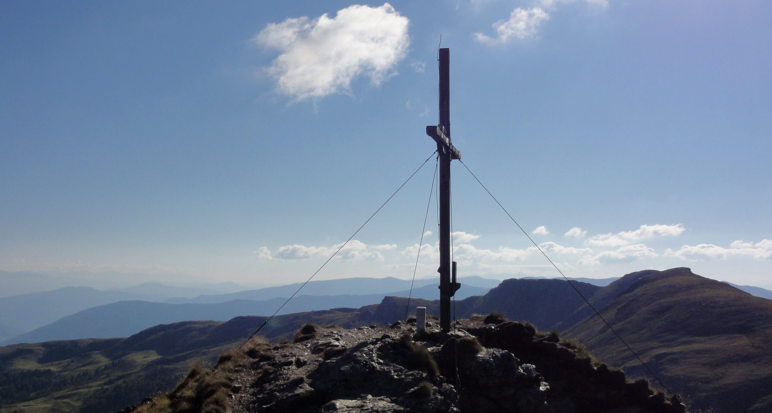 Arnoweg: kleiner Königstuhl (2254 m) mit Gipfelkreuz