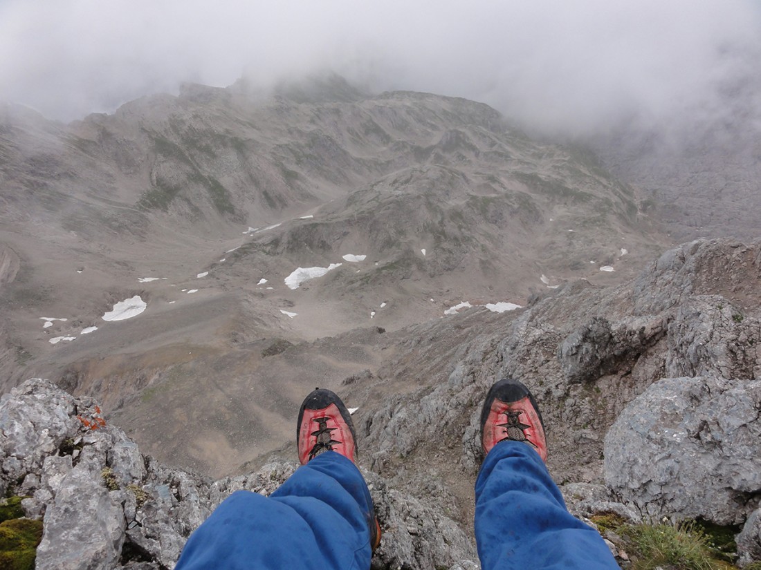 Arnoweg: Mal kurz am Großen Hundstod (2594 m) die Füße baumeln lassen