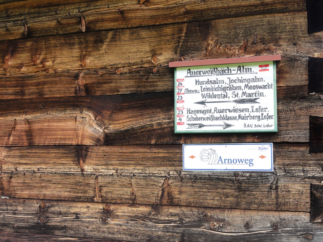 Arnoweg: Arnowegschild an einer Hütte der Auerweißbachalm
