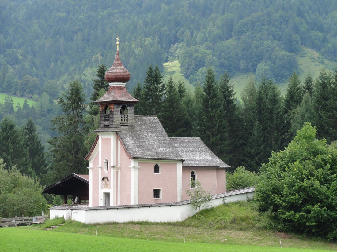 Arnoweg: Die kleine Kirche in Au bei Lofer