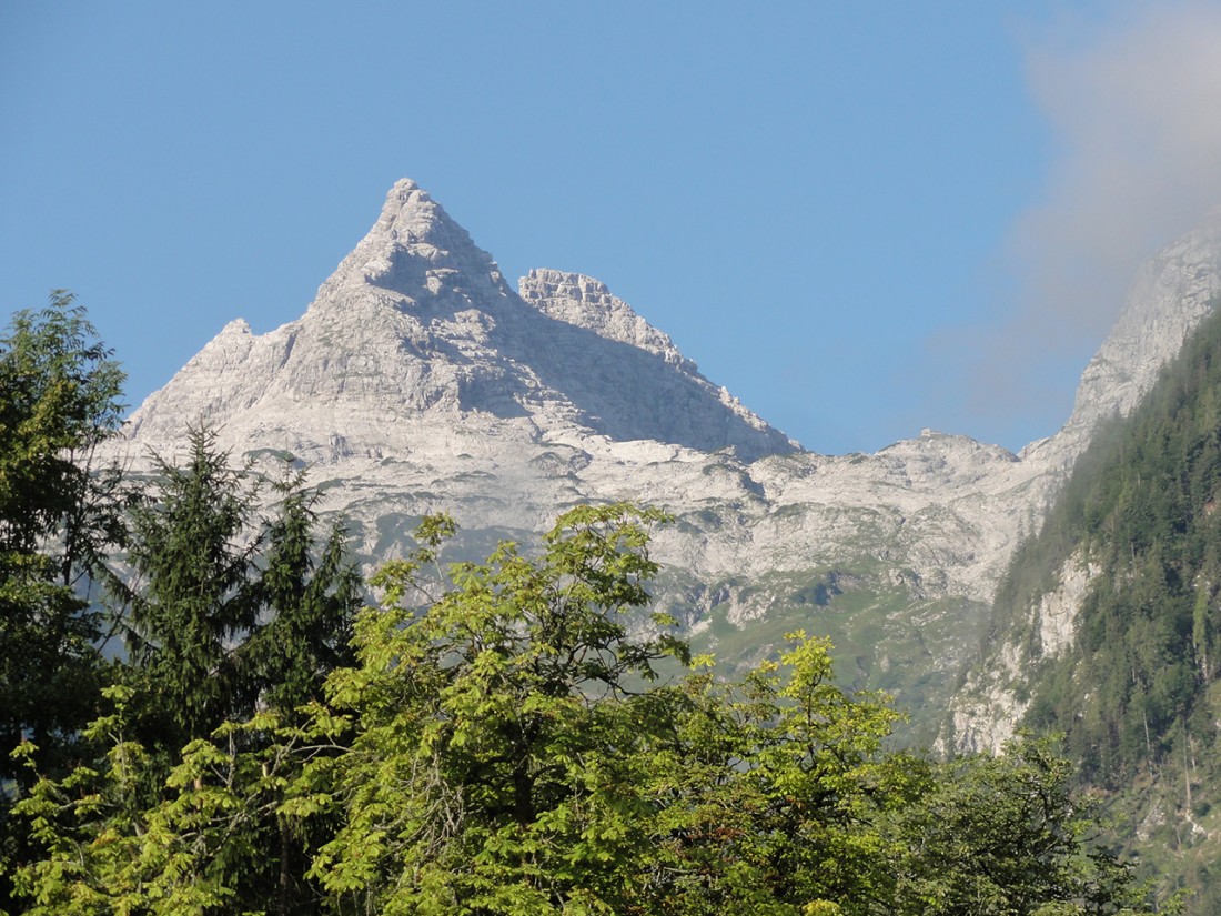 Arnoweg: Das Große Reifhorn (2488 m) und die Schmidt-Zabierow-Hütte rechts davon