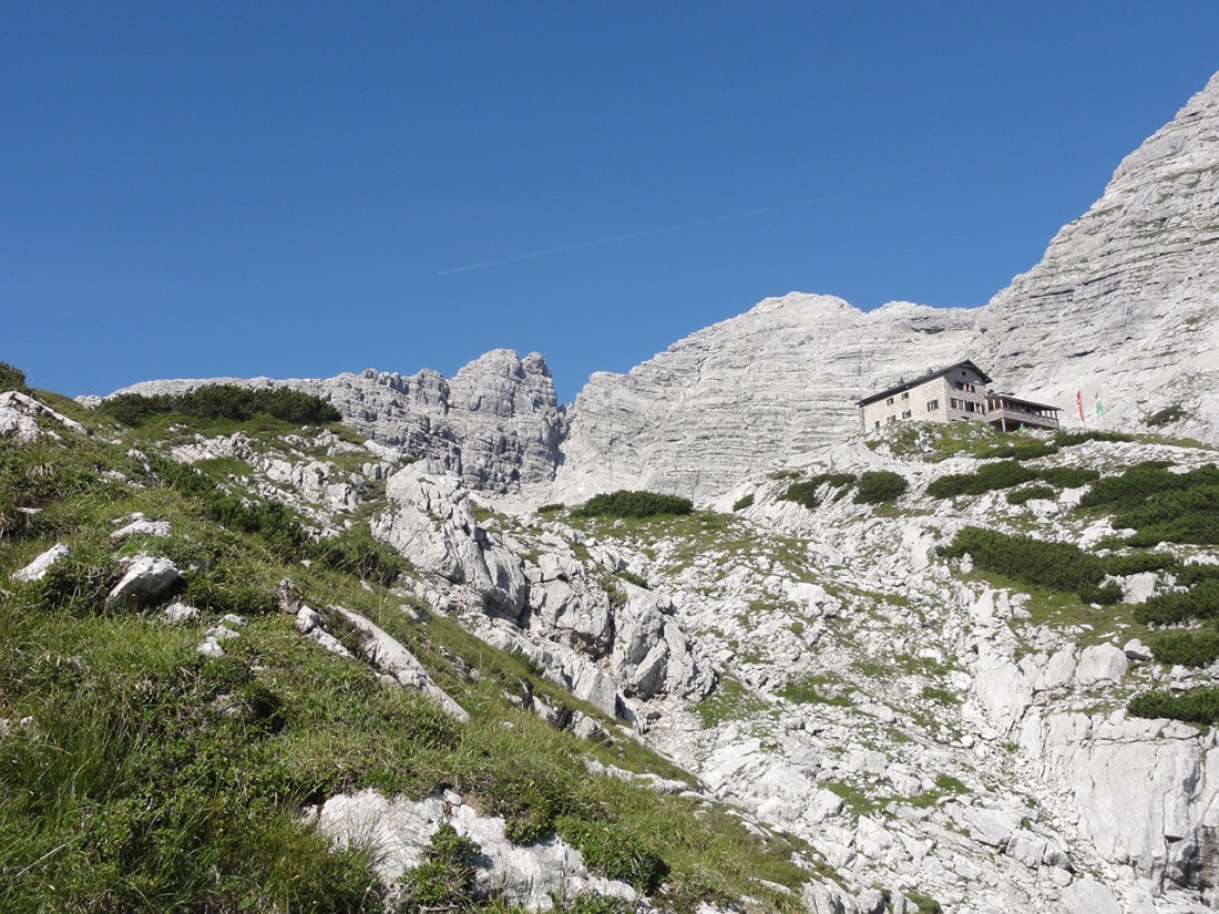 Arnoweg: Die Schmidt-Zabierow-Hütte und das Große Hinterhorn (2506 m) im Hintergrund